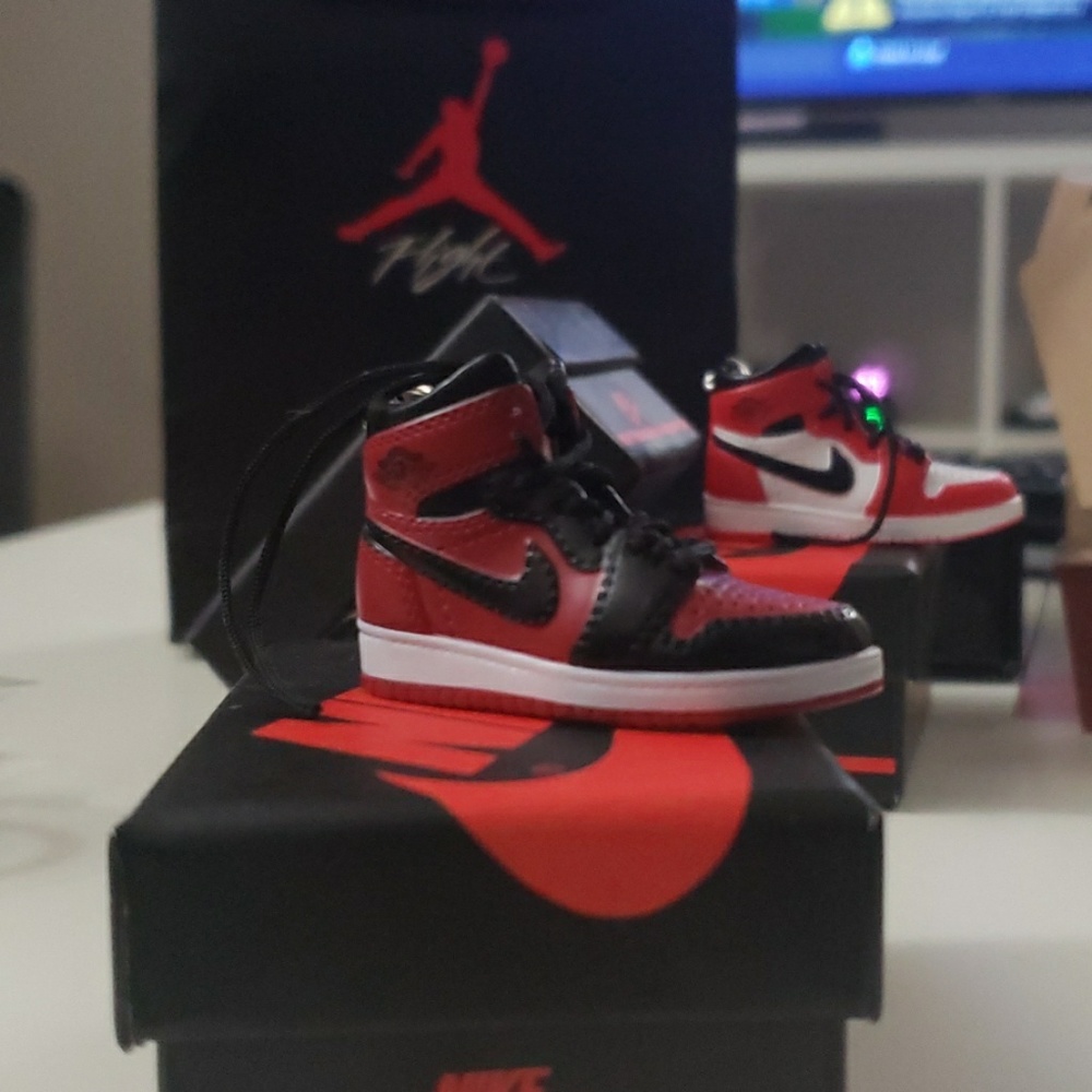 🔥3DMiniature Jordan 1's (Red & Blk) Keychain🔥
